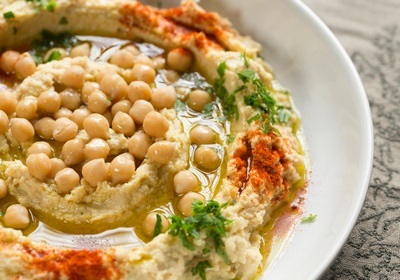 hummus-tradycyjny-z-oliwa-oliwek-papryka-slodka-i-natka-pietruszki-211.jpg