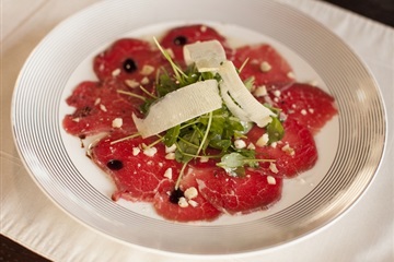 CARPACCIO WOŁOWE z oliwą truflową, parmezanem i rukollą