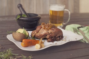 Golonka marynowana z piwem i opiekanymi ziemniakami