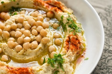 Hummus tradycyjny z oliwą z oliwek, papryką słodką i natką pietruszki