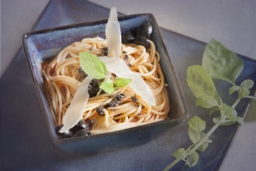 Spaghetti bolognese z grilowanymi warzywami